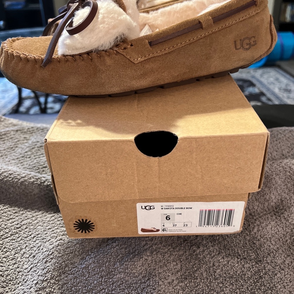 NIB UGG DAKOTA DOUBLE BOW SHEEPSKIN SLIPPERS - CHESTNUT - US size 6